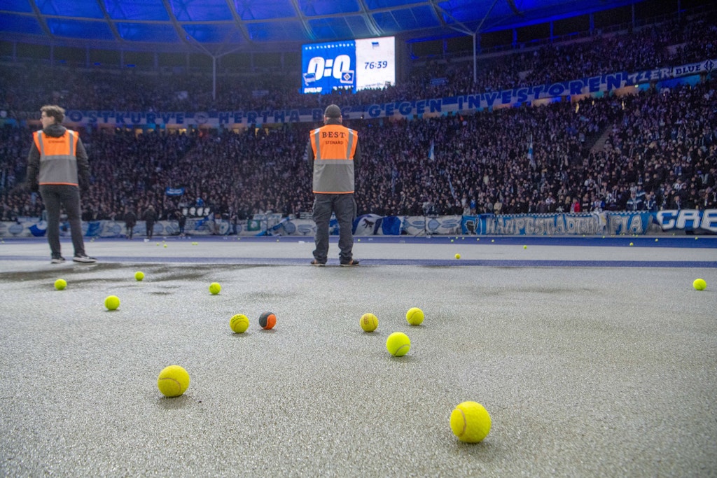 Neuer-Fan-Protest-Gibt-es-wieder-Tennisballschlachten-in-den-Stadien-