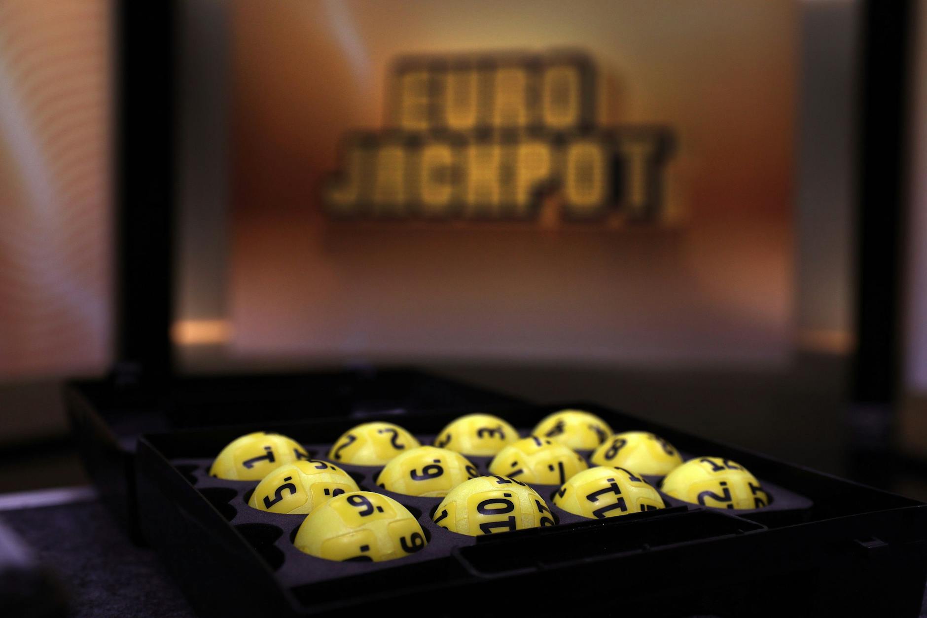 Die Zahlen für den Eurojackpot werden jeden Dienstag und Freitag in Helsinki gezogen. Am Freitag gelang fünf Spielern aus Deutschland dabei der große Wurf.