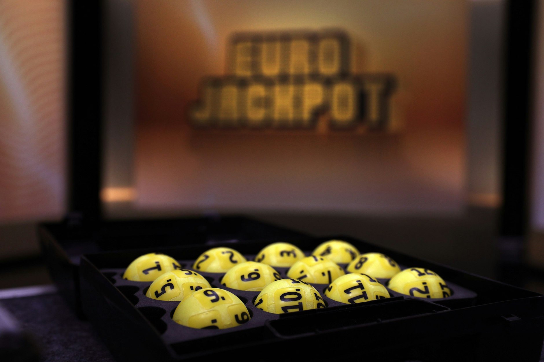 Die Zahlen für den Eurojackpot werden jeden Dienstag und Freitag in Helsinki gezogen. Am Freitag gelang fünf Spielern aus Deutschland dabei der große Wurf.