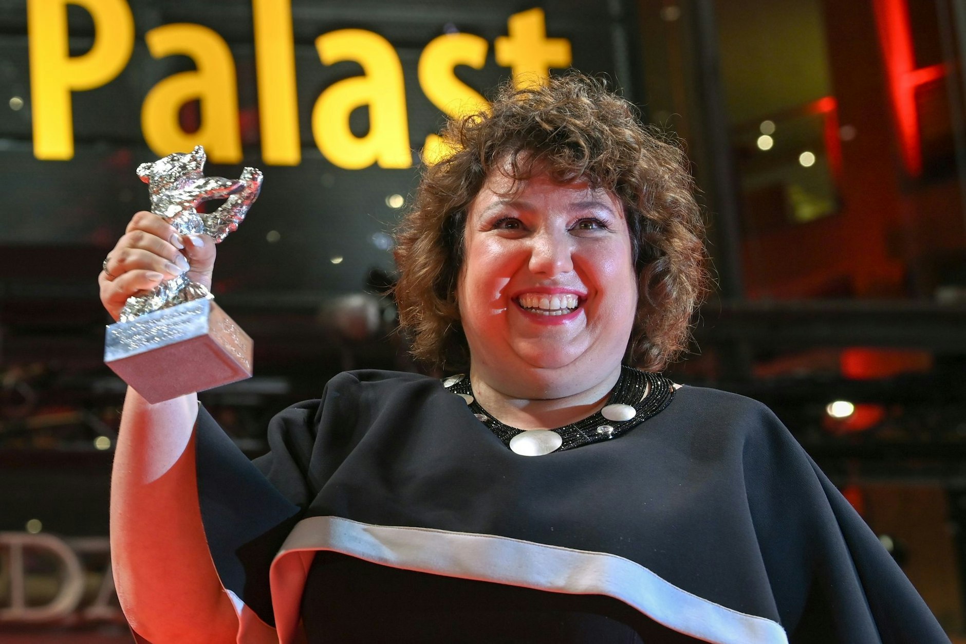 Meltem Kaptan ist auf der Berlinale schon mit dem Silbernen Bären ausgezeichnet worden.  Nun steckt sie angeblich in der Kuh Muuhnika bei „Masked Singer“.