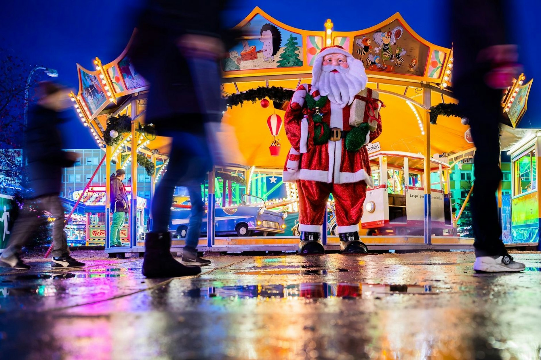In Berlin starten am Wochenende zahlreiche Weihnachtsmärkte - doch wer sie besuchen möchte, sollte das Auto stehen lassen.