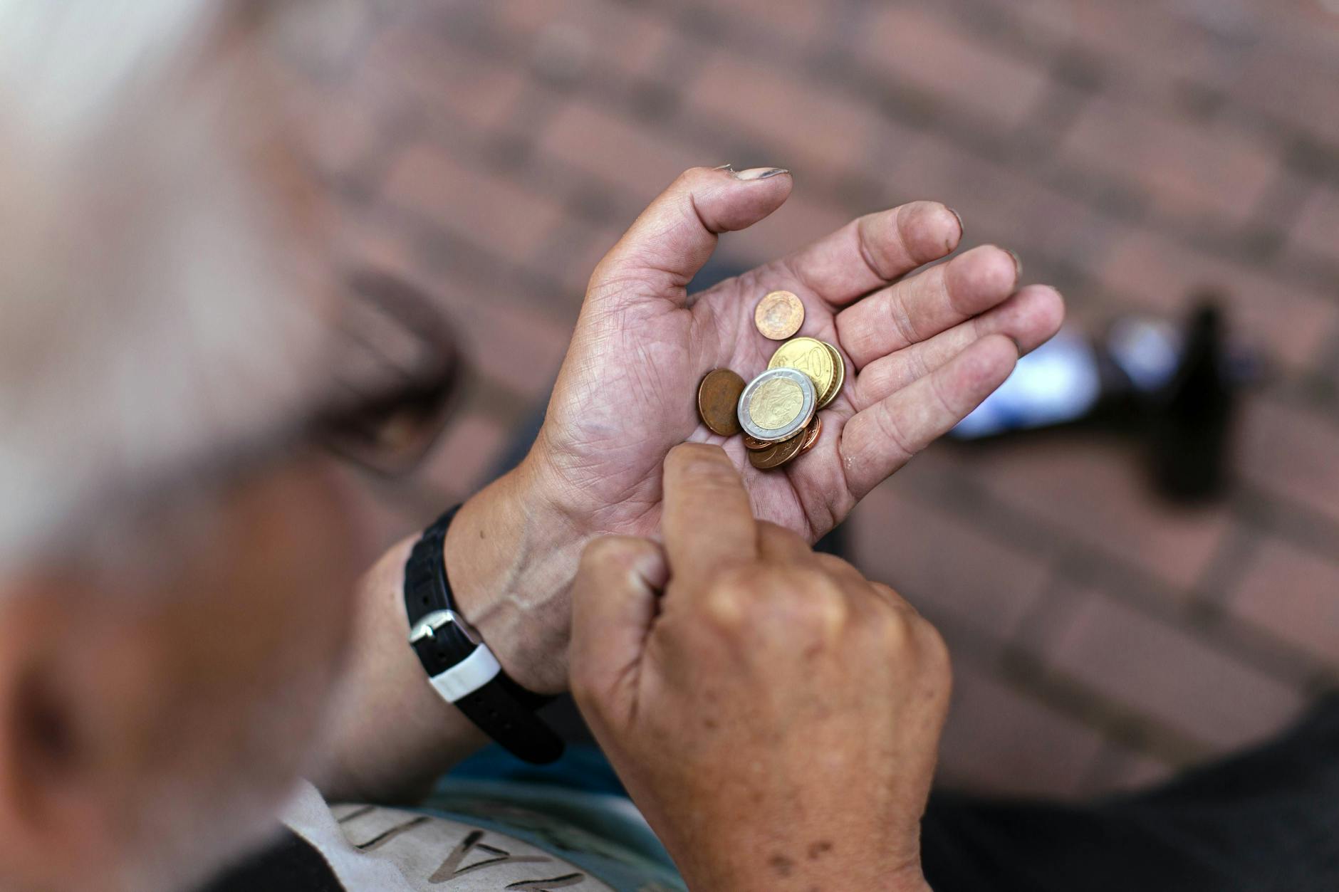 Viele Menschen haben Angst, dass das Geld im Alter nicht zum Leben reicht.