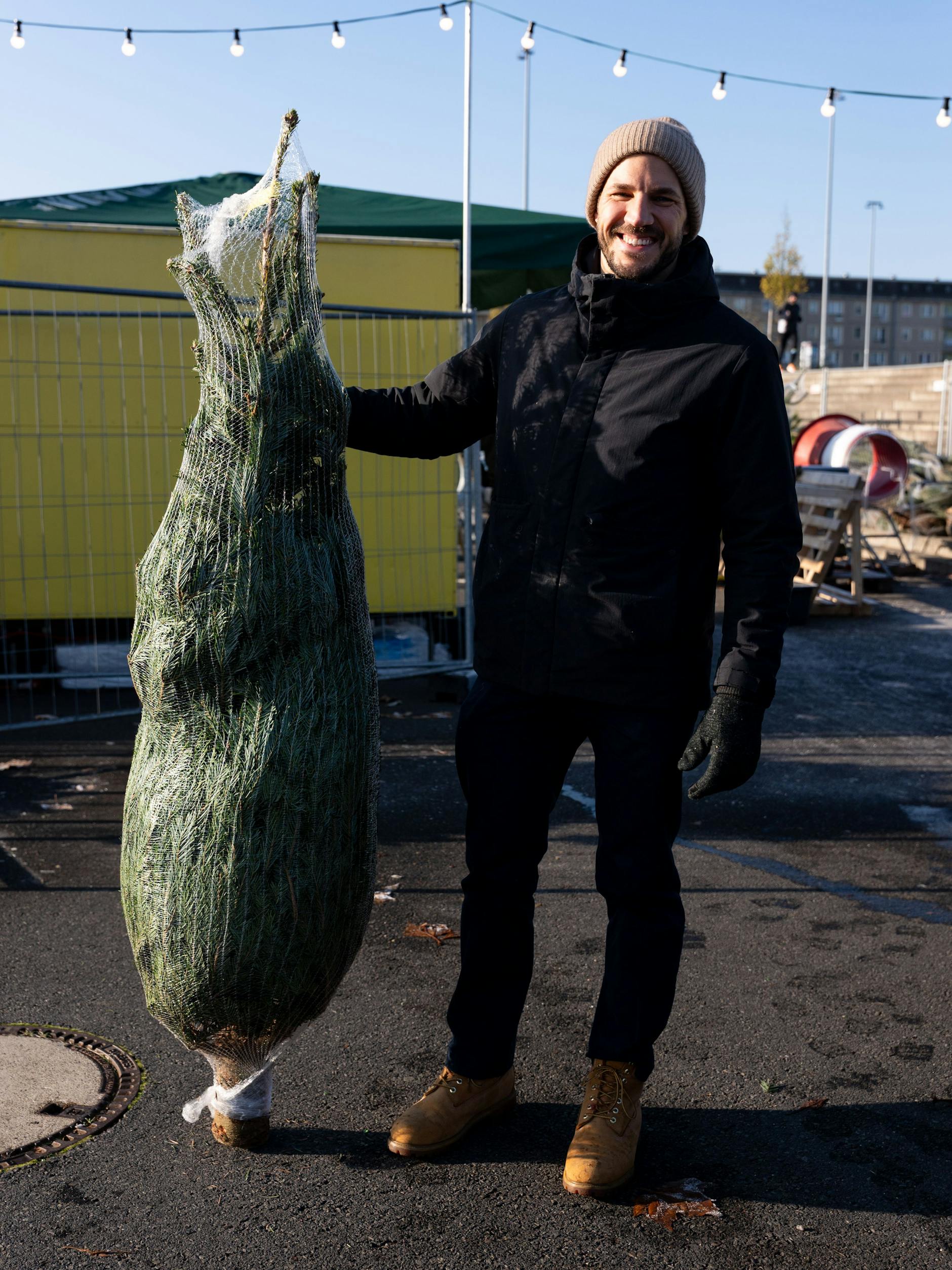 Kunde Roman sichtlich zufrieden mit seinem neuen Baum. Er sei „absolut Weihnachtsverrückt“. Und dann hat er noch einen ganz heißen Tipp für andere Baumsuchende.