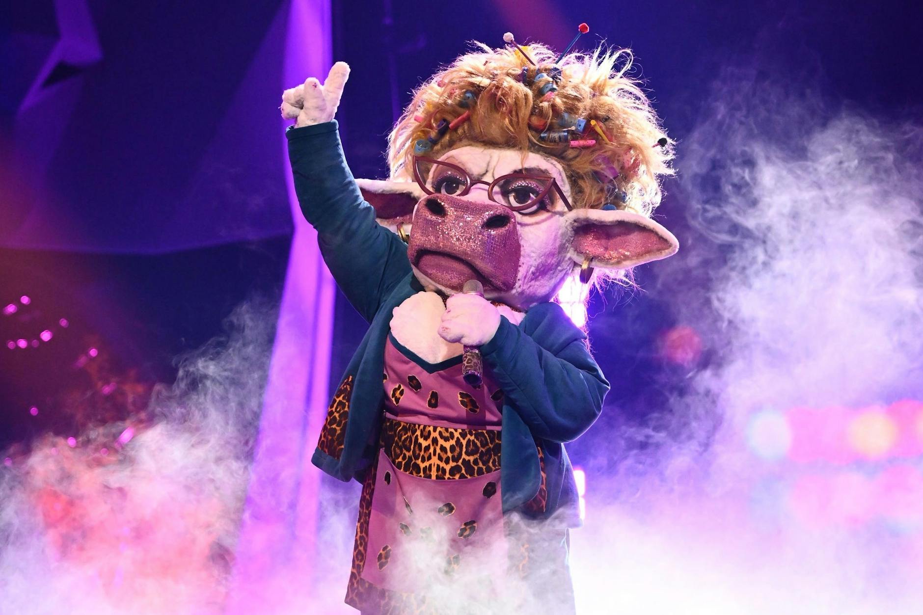 Die Kuh Muuhnika gehört zu den Favoriten bei „Masked Singer“. Doch welcher Star steckt im Kostüm? Wir haben da eine Idee ...