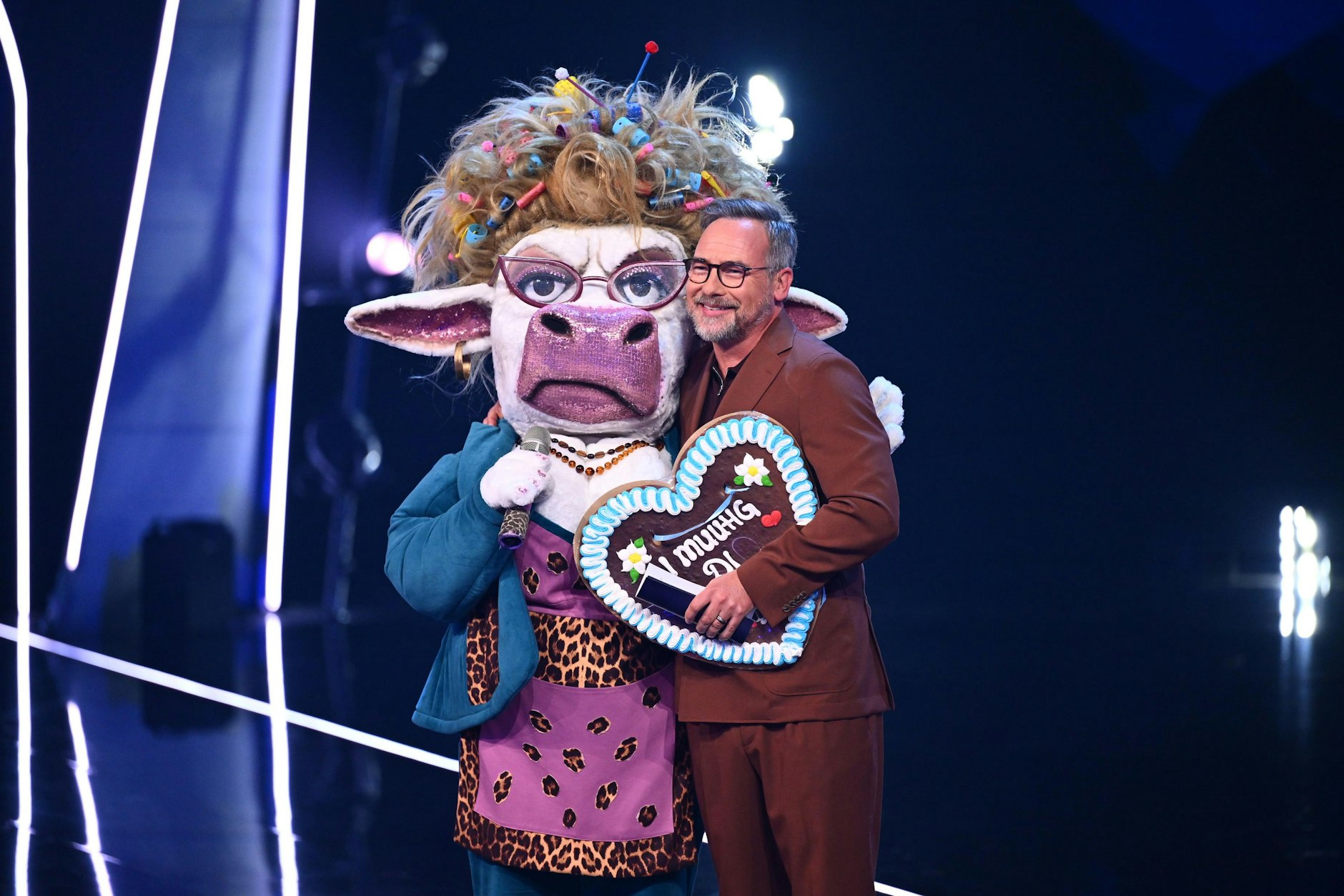 Muuhnika mit Moderator Matthias Opdenhövel. Er gehört zu den wenigen Menschen im Umfeld von „Masked Singer“, die die Identitäten der Stars kennen.