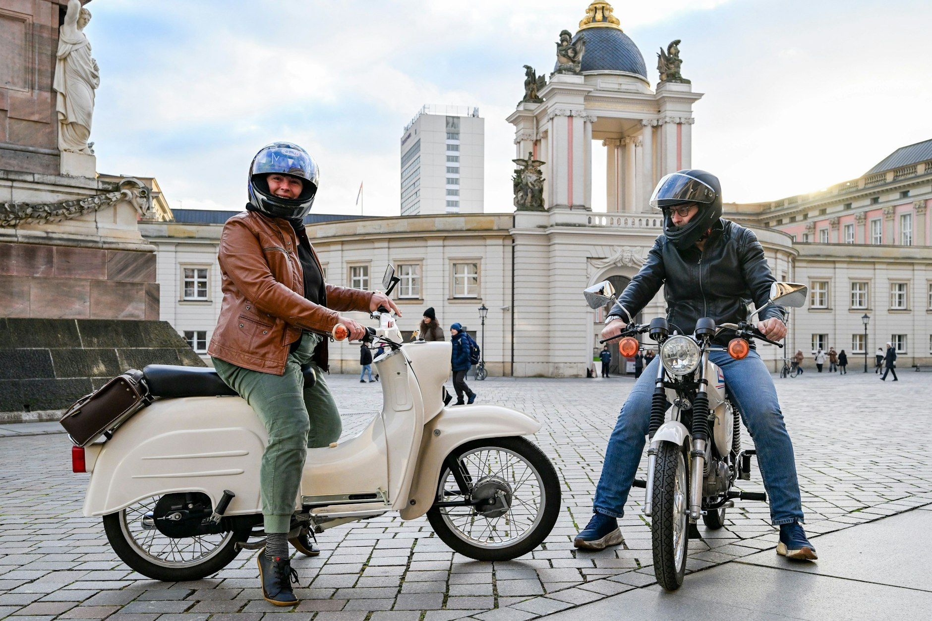 Die Brandenburger Landtagsabgeordneten Nadine Graßmel (l.) und Wolfgang Roick (beide SPD) fahren mit ihren Simson-Mopeds auf dem Alten Markt vor dem Landtag vor.