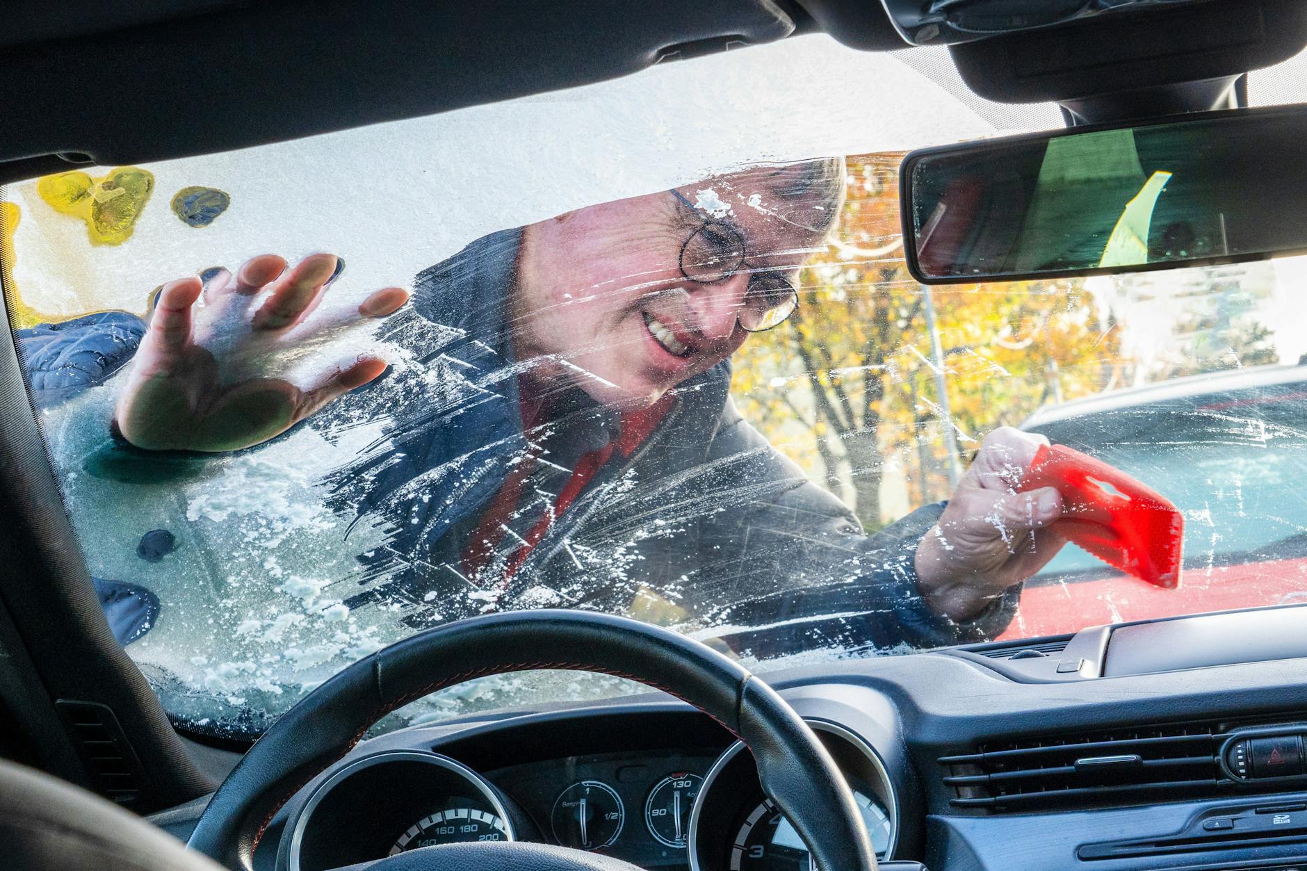 Morgendliches Ritual im Winter: Freikratzen der vereisten Autoscheibe. Mit den ersten kalten Tagen gehört es für viele Autofahrer wieder zum Alltag.