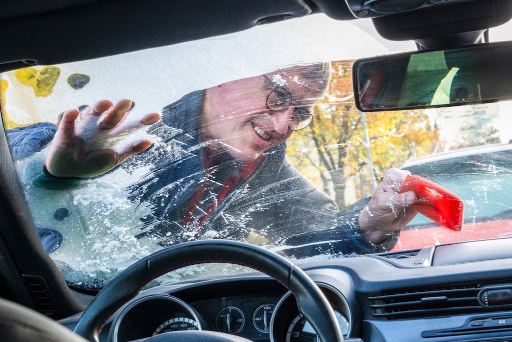 Na-heute-schon-gekratzt-Tolle-Tricks-So-wird-die-Autoscheibe-frei