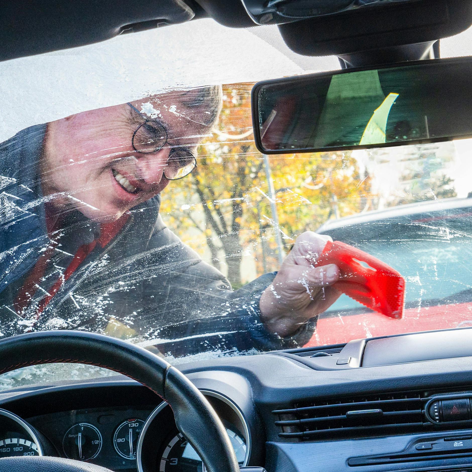 Na, heute schon gekratzt? Tolle Tricks: So wird die Autoscheibe frei