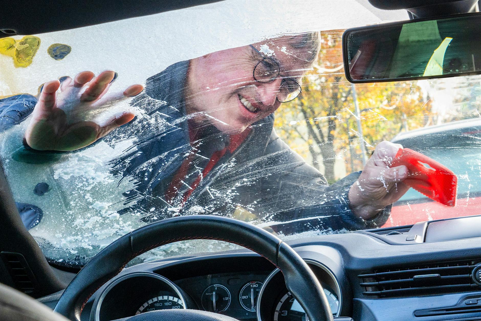 Na, heute schon gekratzt? Tolle Tricks: So wird die Autoscheibe frei