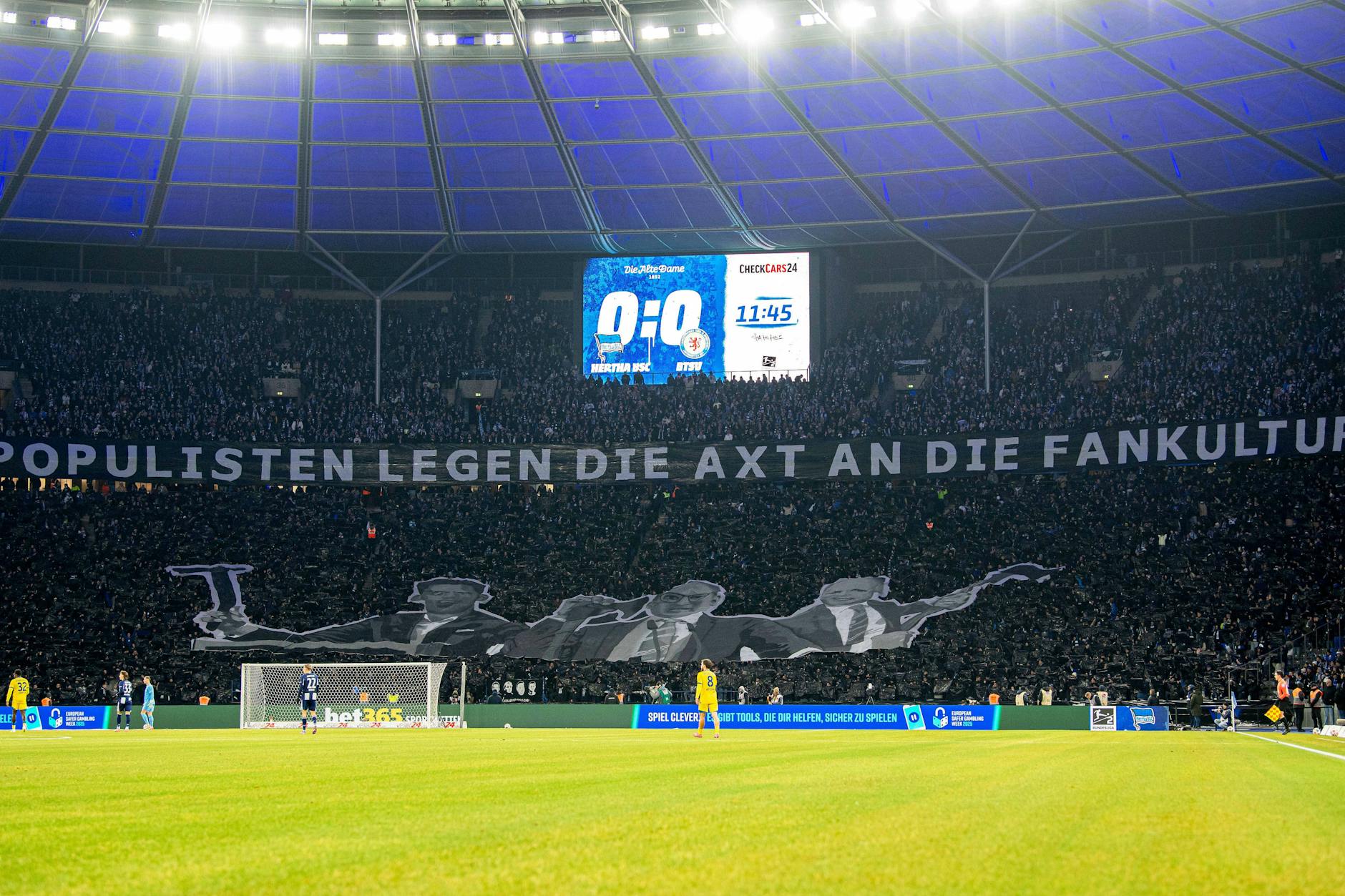 Die aktiven Fanszenen schweigen die ersten 12 Minuten aus Protest gegen mögliche Sicherheitsmaßnahmen, die auf der anstehenden Innenministerkonferenz beschlossen werden könnten.