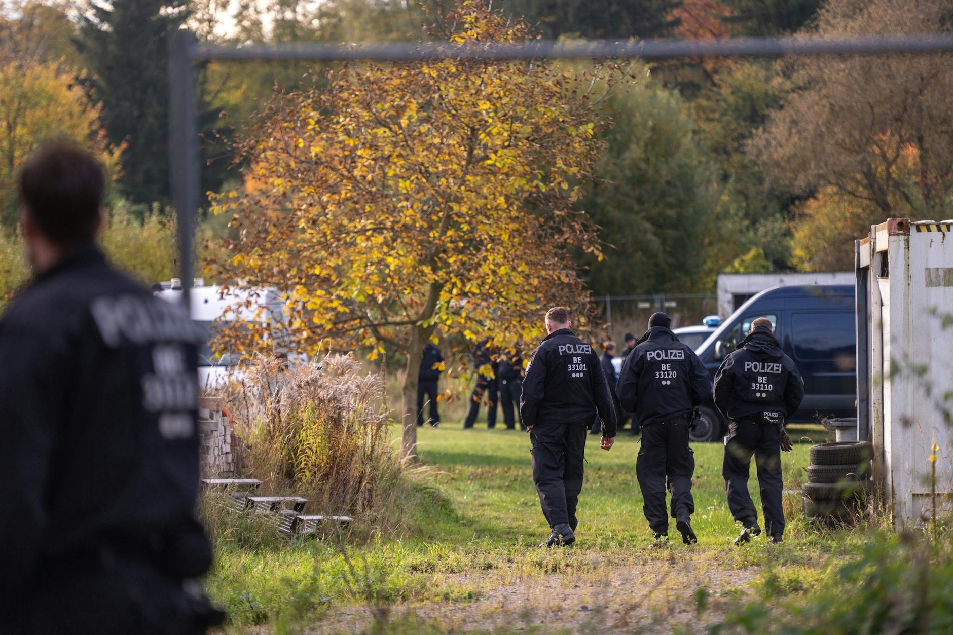 In Tauche (Brandenburg) durchsuchte die Polizei zwei Grundstücke.