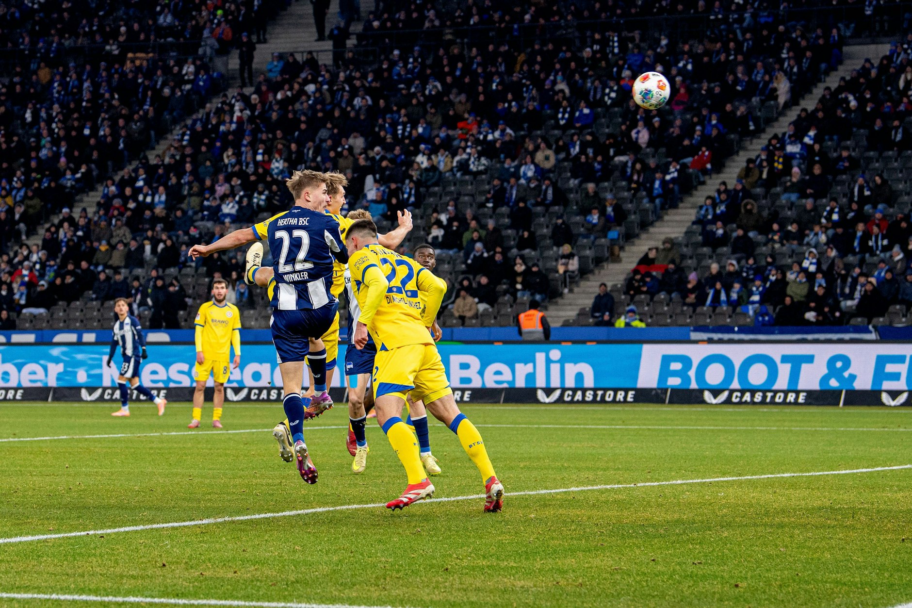 Herthas Flügelstürmer Marten Winkler setzt sich gegen zwei Braunschweiger durch und köpft den 1:0-Siegtreffer.