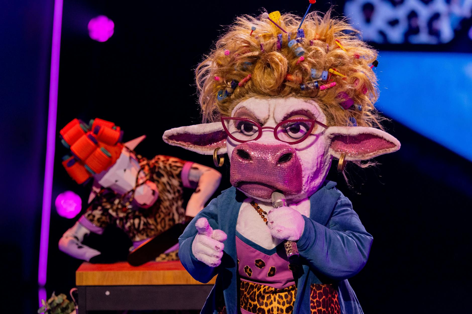 Unter der Kuh Muuhnika steckt laut Fans von „Masked Singer“ eine Komikerin.