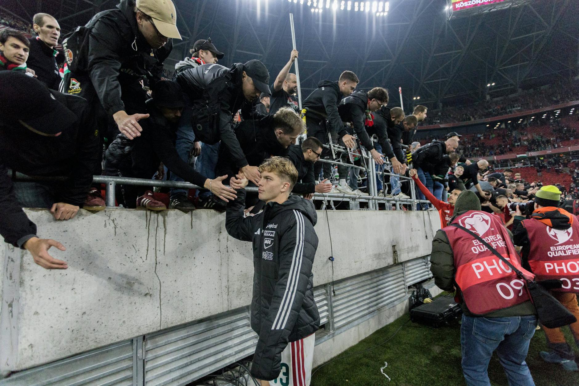 Traurig ging Unions Andras Schäfer nach dem WM-Aus gegen Irland zu den ungarischen Fans.