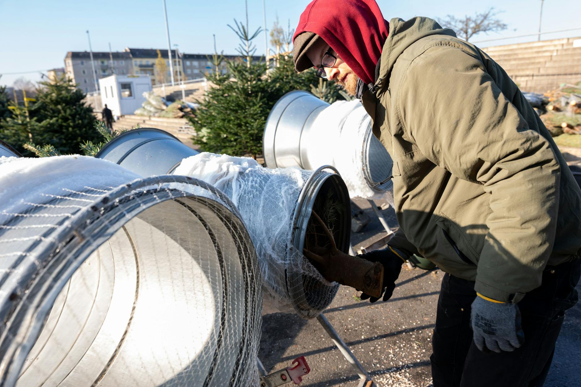 Wer jetzt kauft, hat meist die größte Auswahl, erzählt uns Weihnachtsbaumverkäufer Kasimir, während er einen bereits gekauften Baum verpackt.