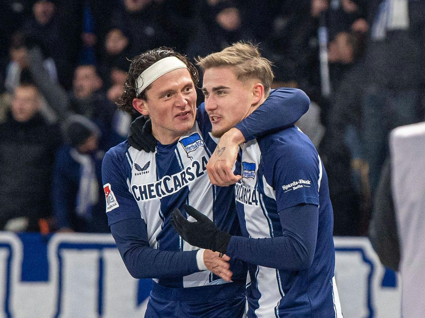 Flankengeber Fabian Reese und Torschütze Marten Winkler jubeln. Es war ein Tor mit Ansage.