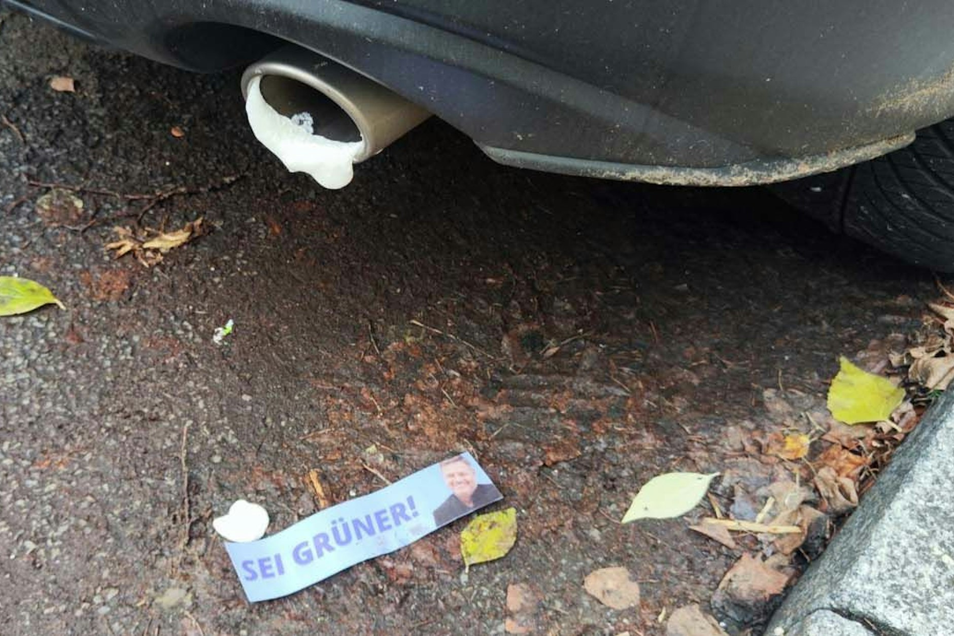 Autohasser hatten bei der Anschlagsserie Fahrzeuge mit Bauschaum besprüht.