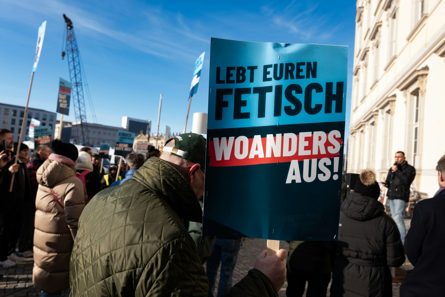 Nur wenige Menschen nahmen an der Protestaktion der AfD gegen einer Bilderbuchlesung teil.