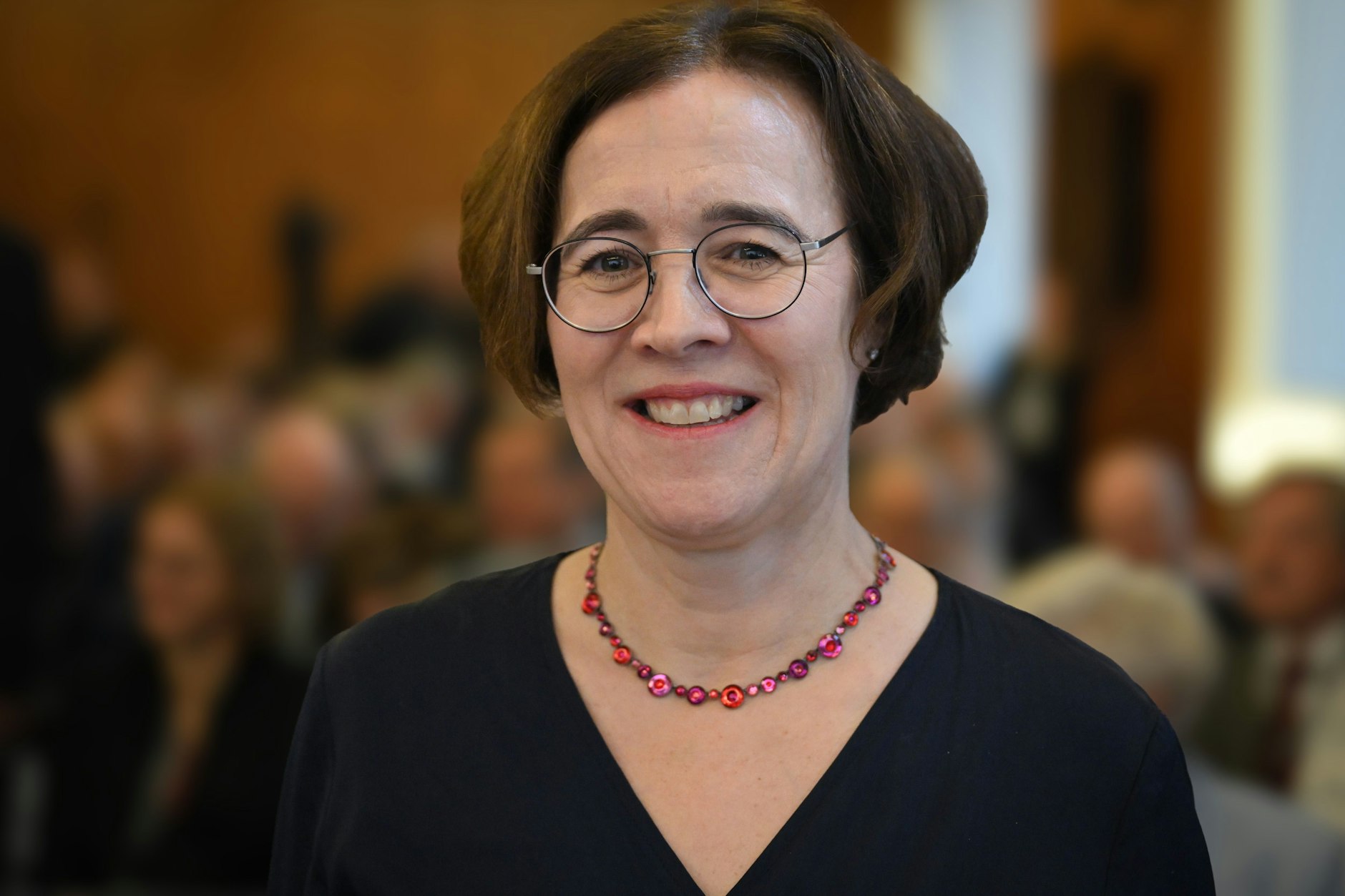 Silke Willems, Vizepräsidentin des Bundesamtes für Verfassungsschutz, vermutet, dass die Gesellschaft durch solche Attacken gespalten werden soll.