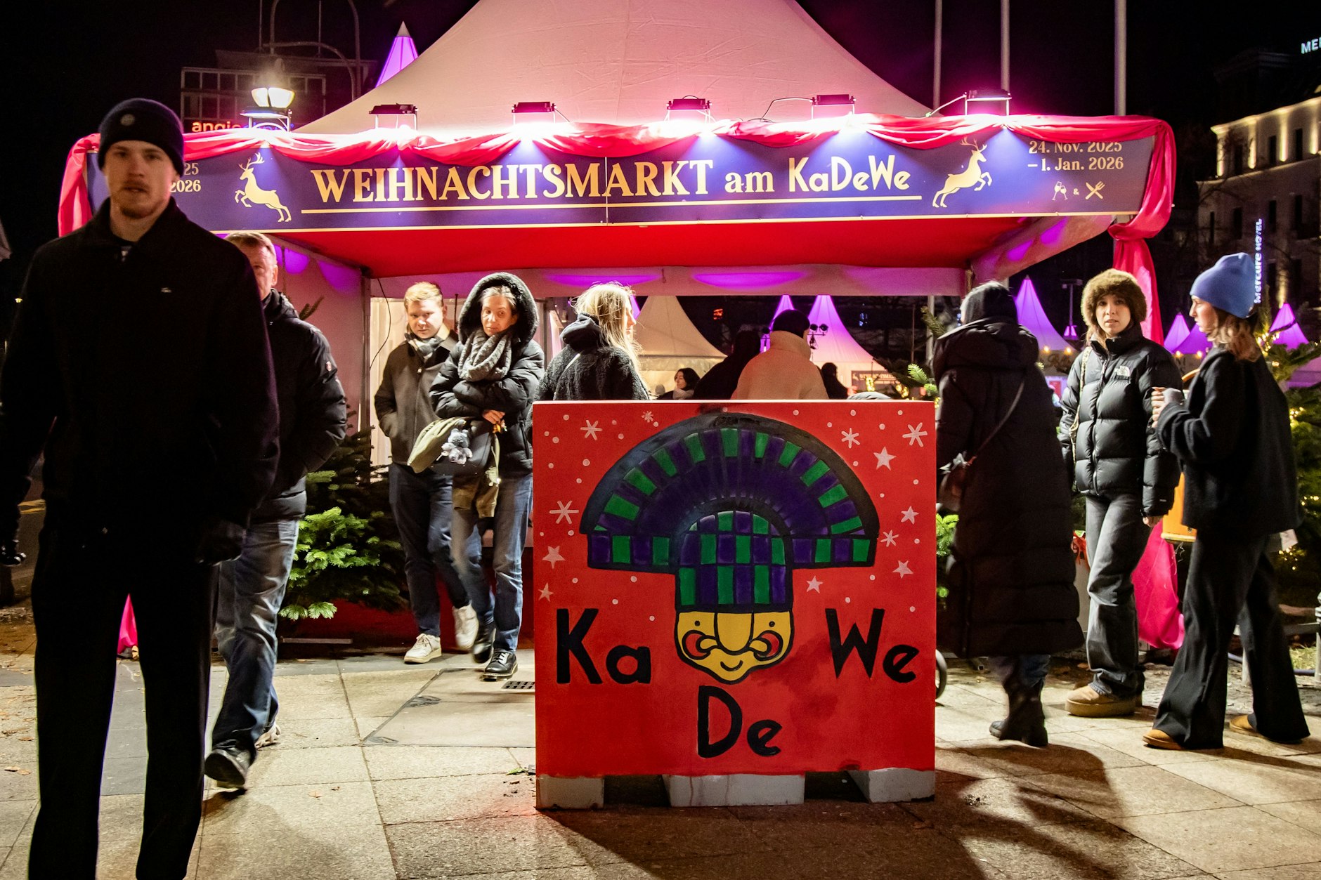 Weihnachtsmarkt am KaDeWe: Am Eingang steht einer der bemaltrenAnti-Lkw-Betonpoller.
