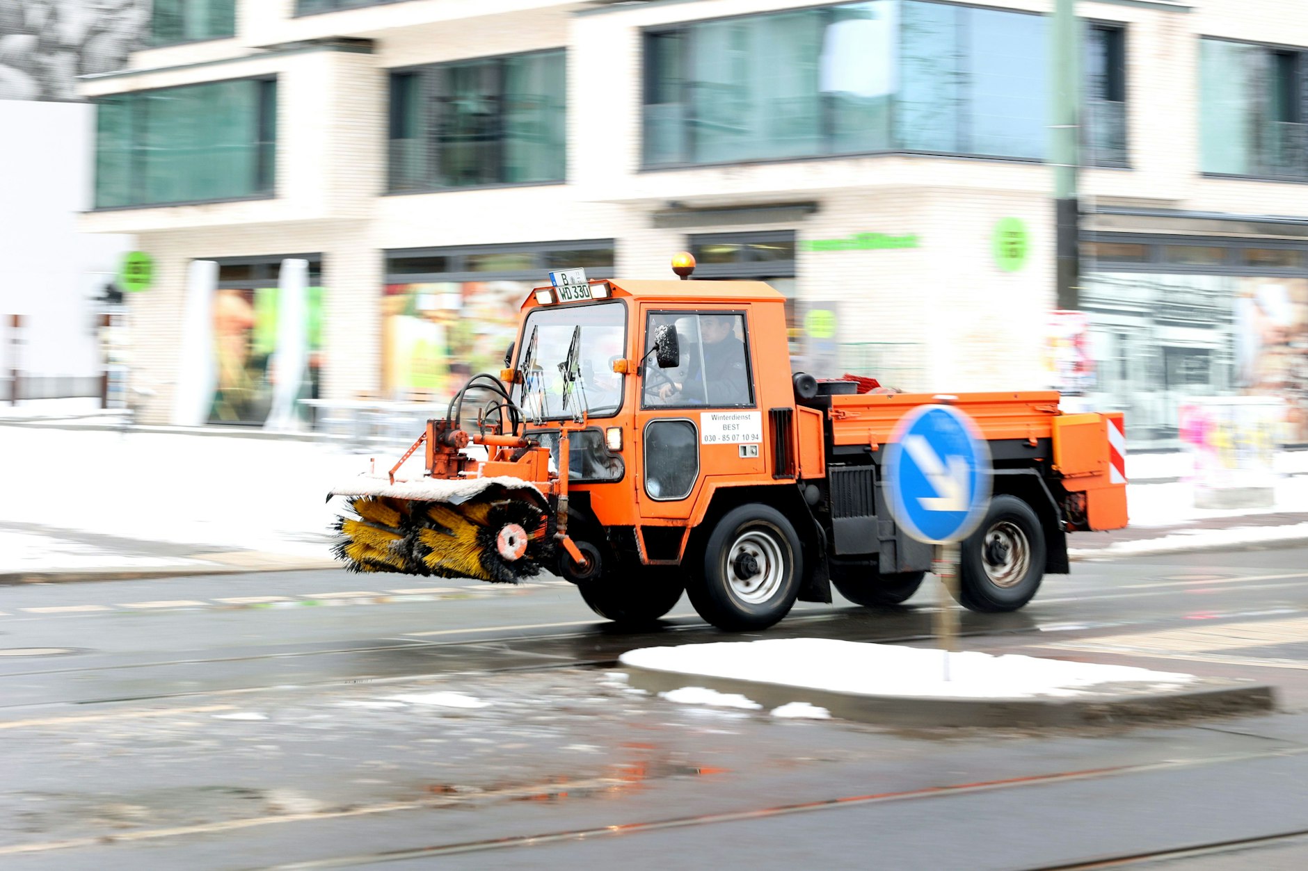 Am Montag wird ein Großeinsatz für Räumfahrzeuge erwartet. Meteorologen sagen Schnee und Glätte voraus.