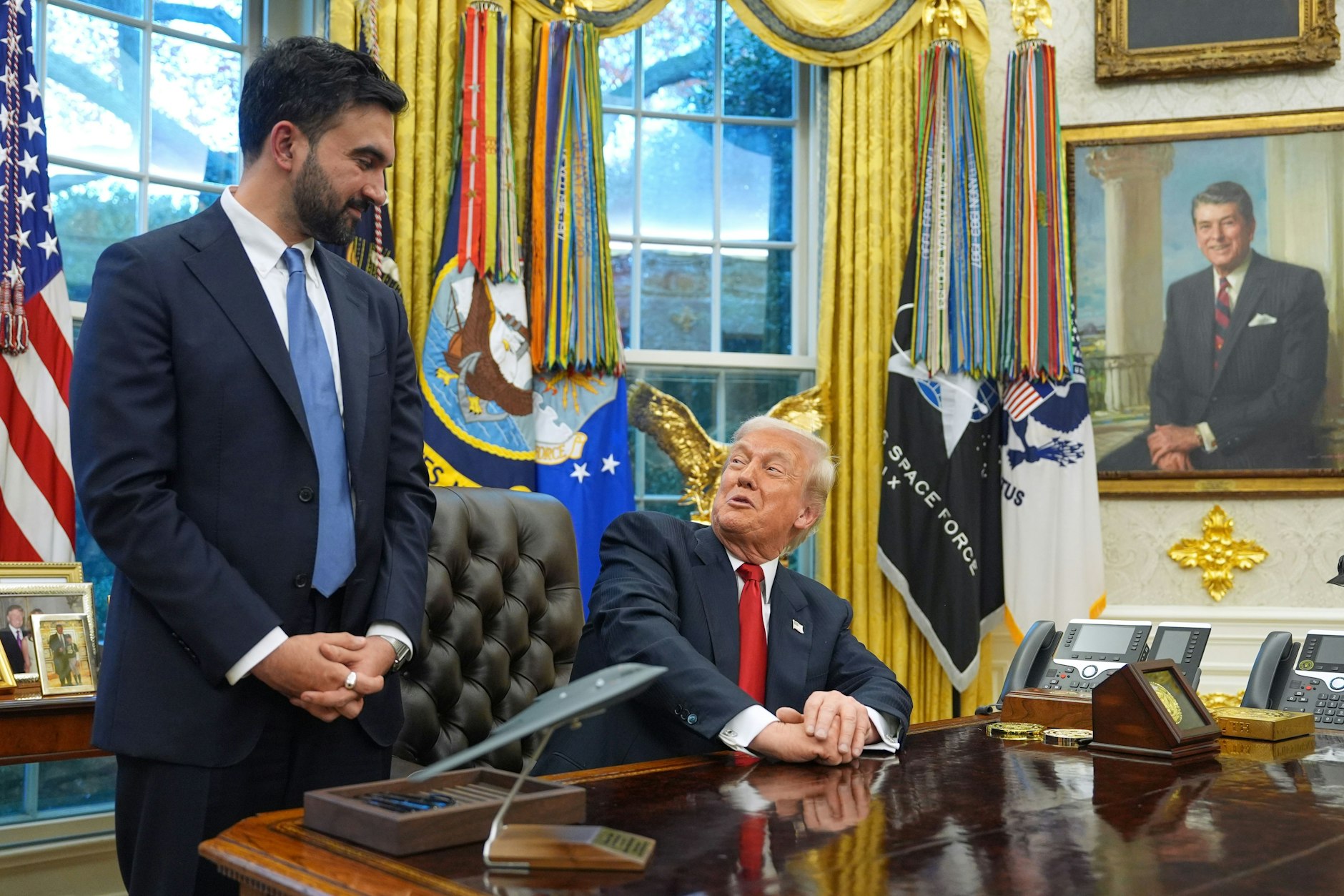 US-Präsident Donald Trump (r) und der gewählte Bürgermeister von New York City, Zohran Mamdani, treffen sich im Oval Office des Weißen Hauses.