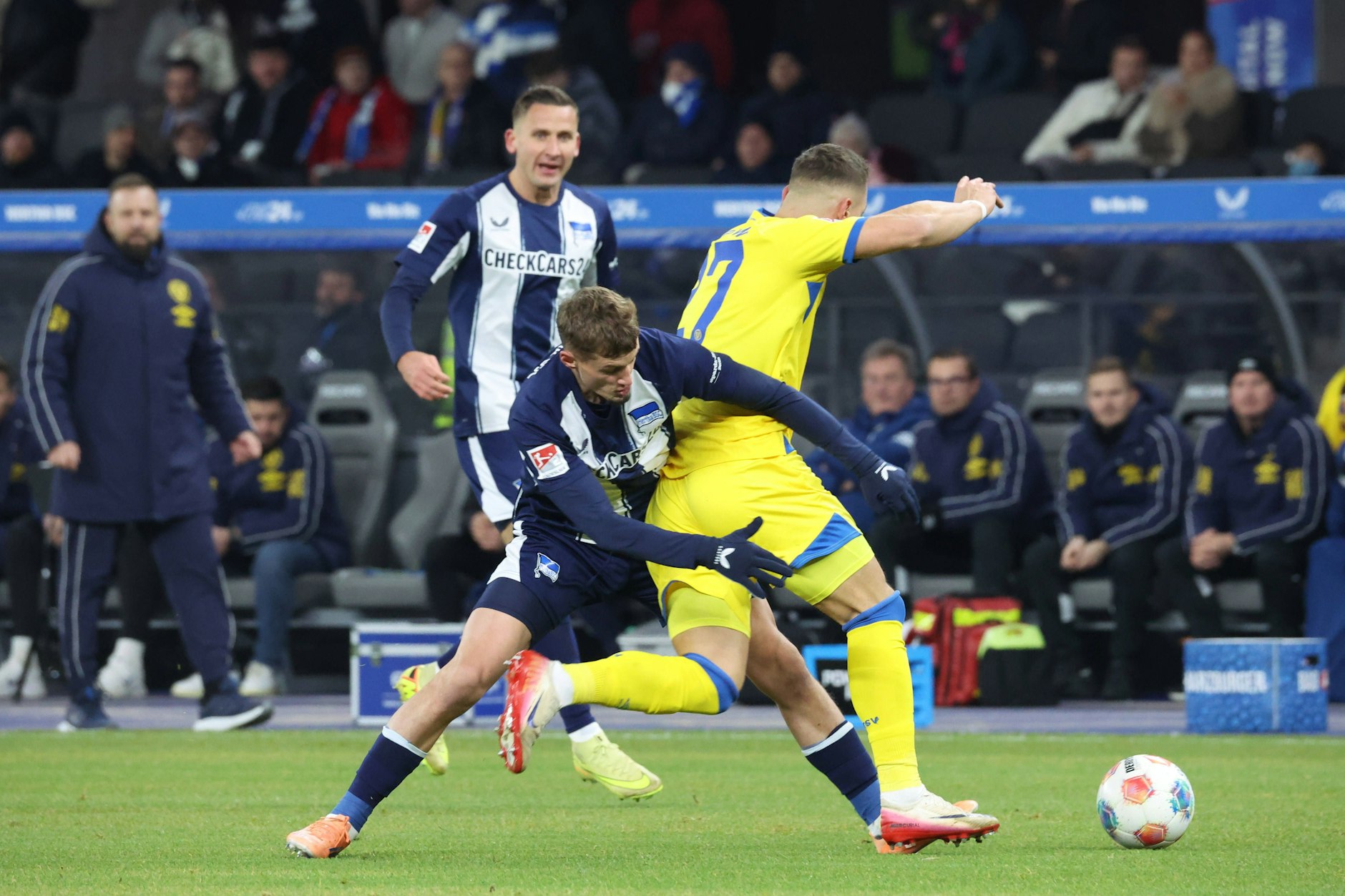 Herthas Michael Cuisance trickst nicht nur, er ist sich nicht zu schade für harte Zweikämpfe und Balleroberungen wie hier gegen Braunschweigs Sven Köhler.