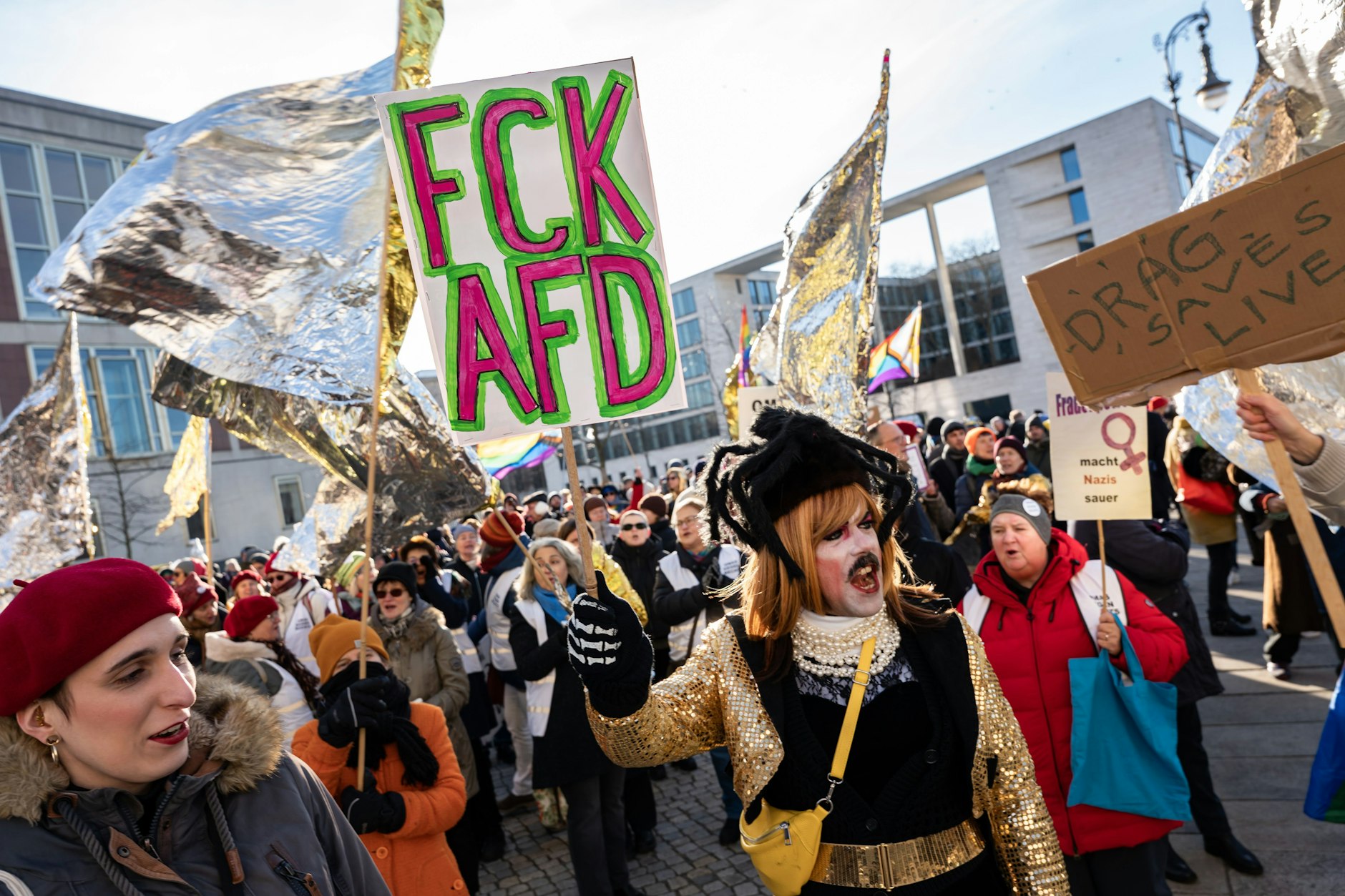 Mehr als 200 Menschen waren zur Gegendemo gekommen, unterstützten die Drag-Queens bei ihrer Lesung.
