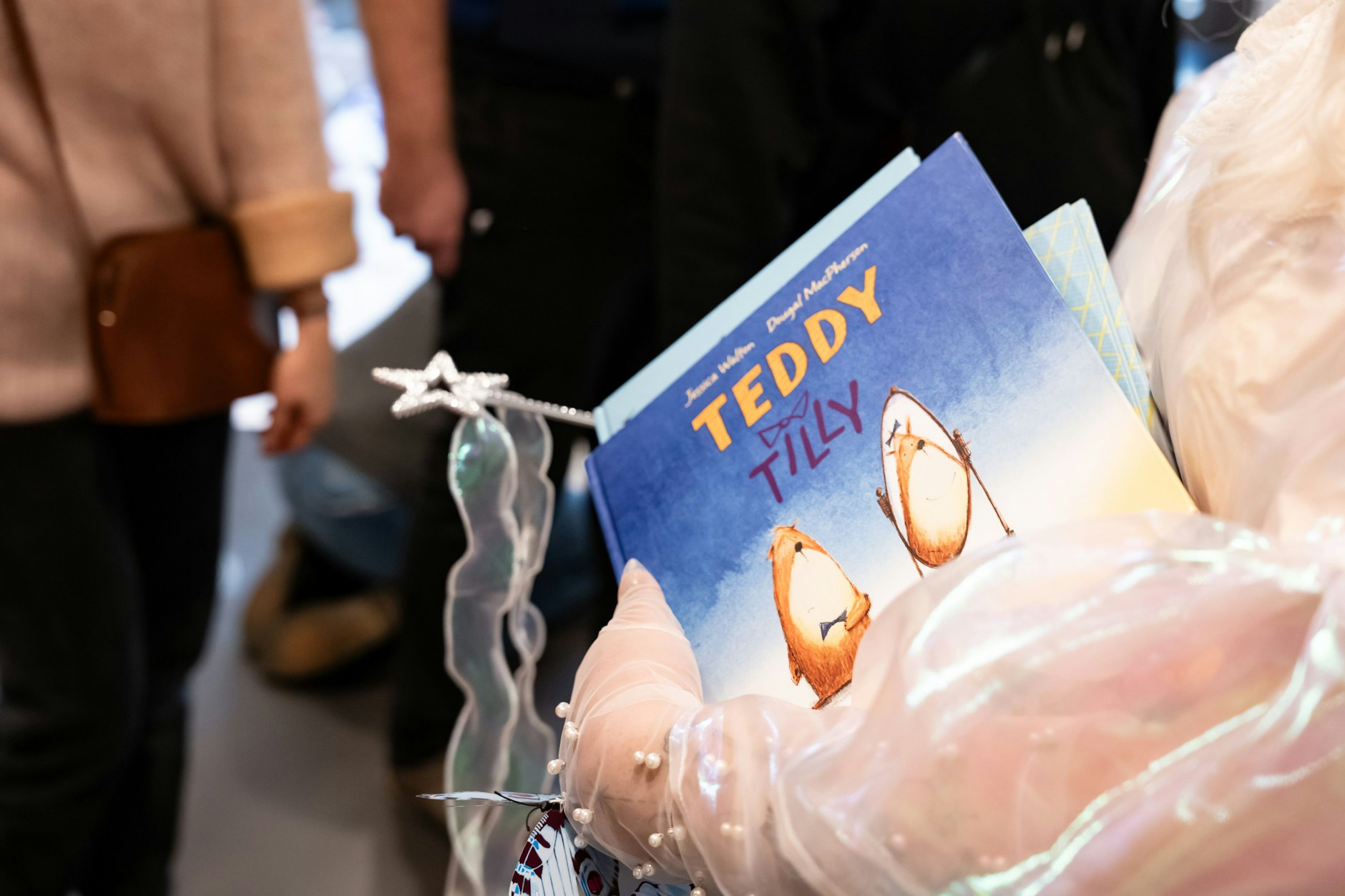 Bei der Veranstaltung wurde aus dem Bilderbuch Teddy Tilly vorgelesen, in dem es um Freundschaft, Toleranz und Akzeptanz geht und um einen Teddy namens Thomas, der lieber Tilly heißen möchte.