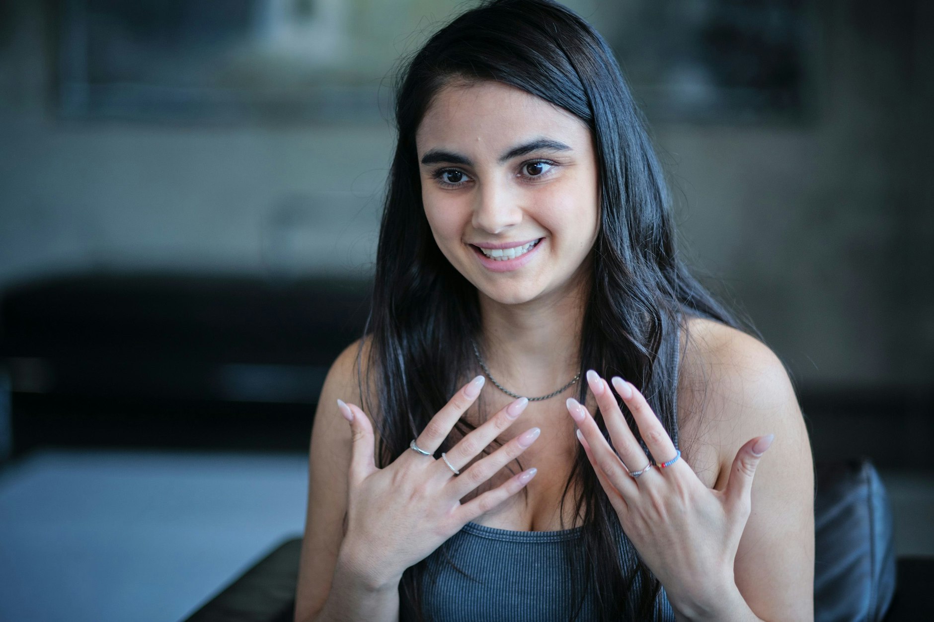 Nelly Schlüter (Bayan Layla) fühlt sich einsam, ihr Schicksal berührt.