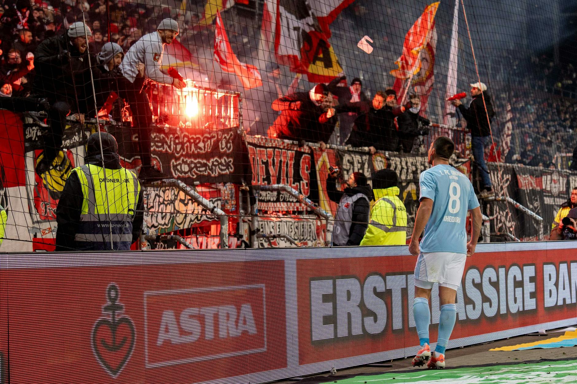 Rani Khedira schießt den 1. FC Union zum 1:0-Sieg beim FC St. Pauli und feiert nach Schlusspfiff mit den mitgereisten Fans.