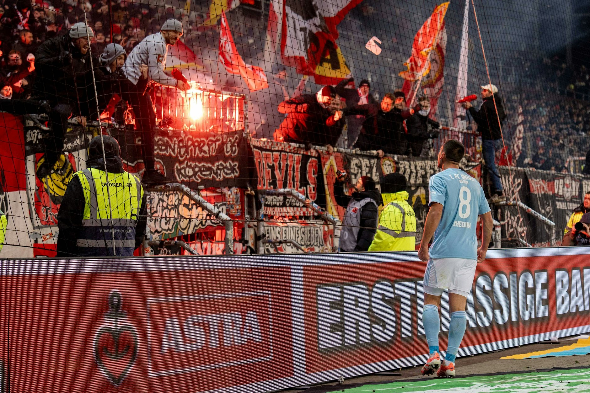 Rani Khedira schießt den 1. FC Union zum 1:0-Sieg beim FC St. Pauli und feiert nach Schlusspfiff mit den mitgereisten Fans.