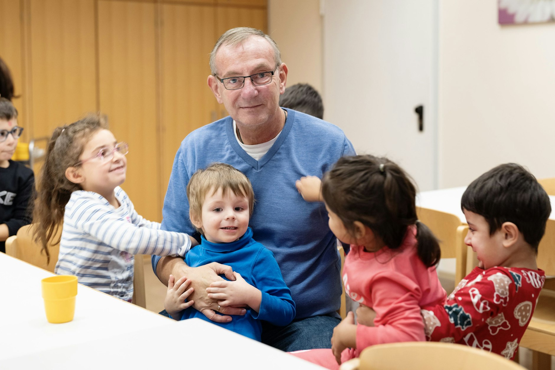 Bernd Siggelkow und Kinder in der Arche