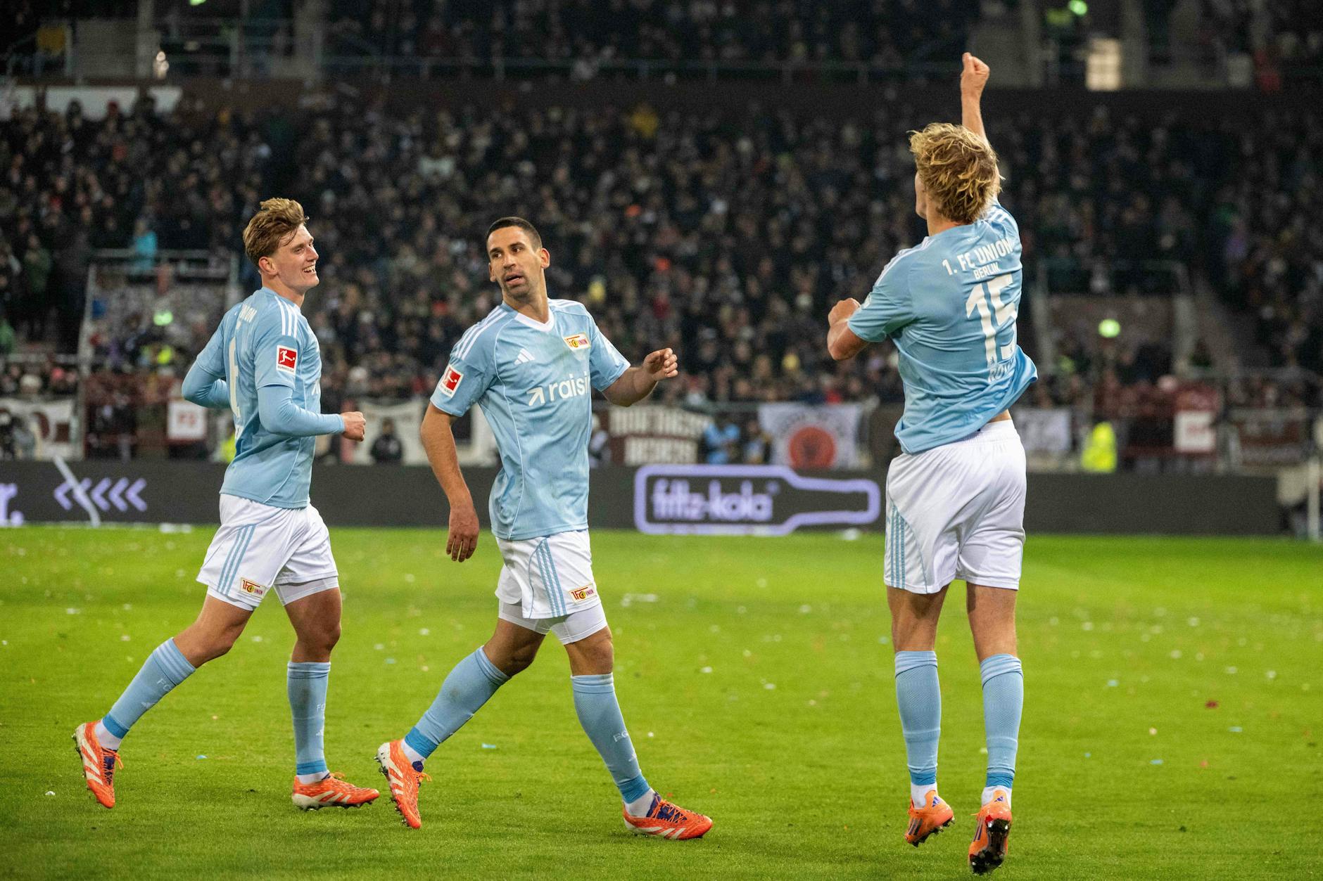 Aljoscha Kemlein (l.) bejubelt mit Tom Rothe (r.) den Siegtreffer des 1. FC Union Berlin von Rani Khedira beim FC St. Pauli.