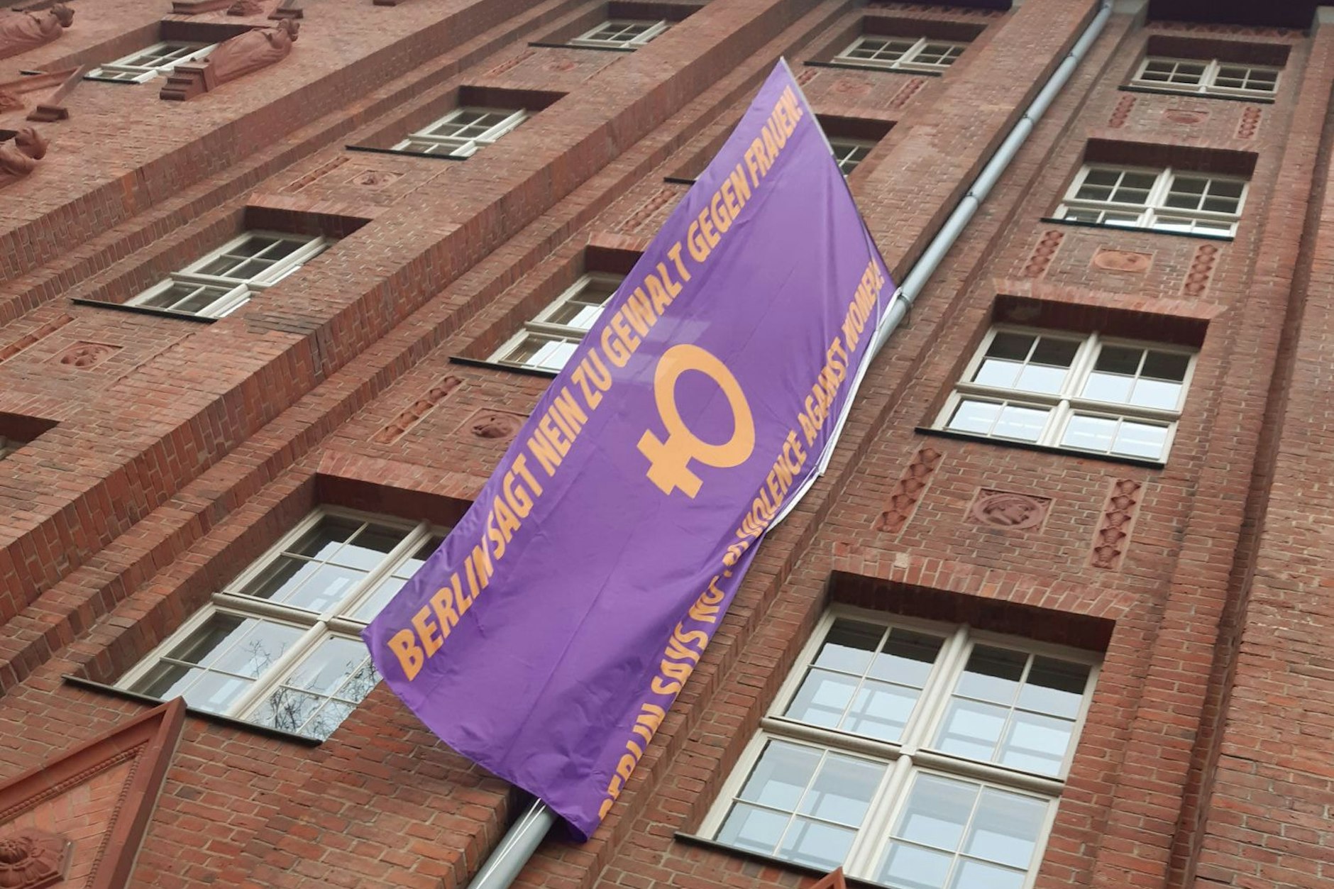 Am 25. November wird in Köpenick die Fahne gegen Gewalt gegen Frauen gehisst.