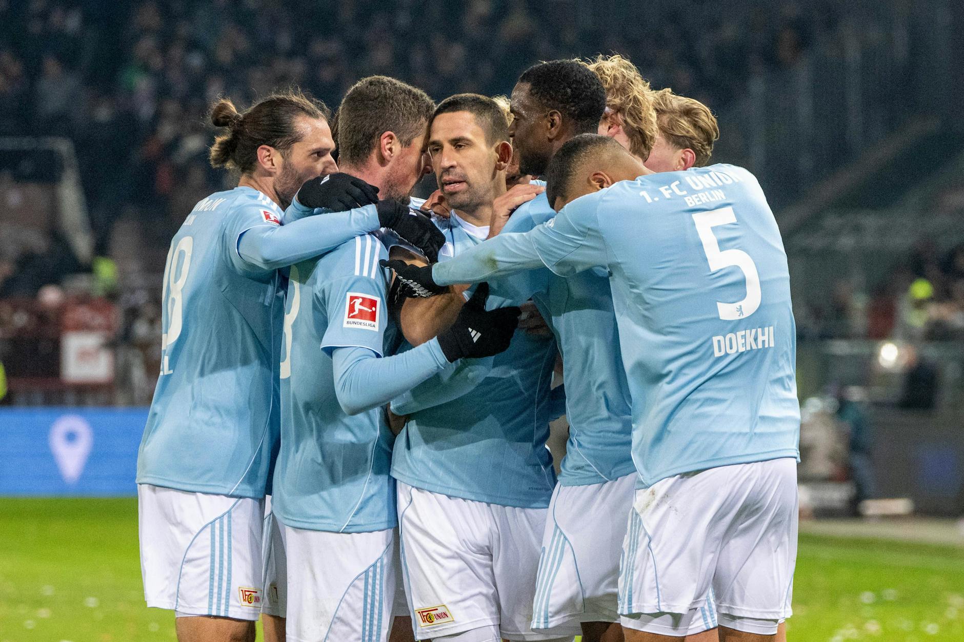 Komm lass dich umarmen: Die Spieler des 1. FC Union feiern Rani Khedira für sein Tor beim FC St. Pauli.