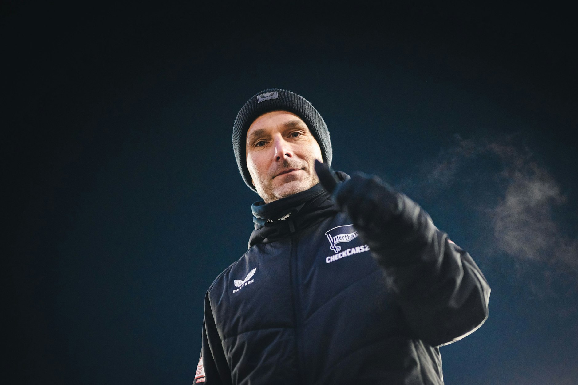 Daumen hoch: Hertha-Trainer Stefan Leitl war mit dem Sieg gegen Eintracht Braunschweig zufrieden.