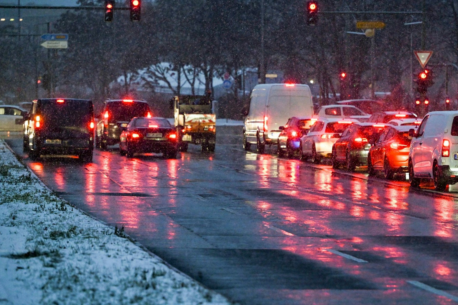 Nachdem es tagasüber tauen soll, wird am Montagabend die Glättegefahr in Berlin wieder steigen. Es regnet, die Temperaturen fallen laut Vorhersagen auf den Gefrierpunkt.