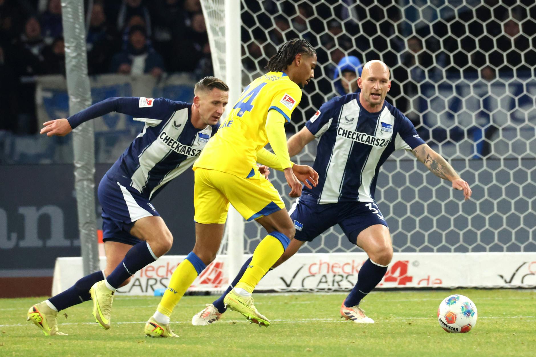 Paul Seguin und Toni Leistner stoppen gemeinsam Braunschweigs Sidi Sane. Disziplin und Teamgeist zeichnen Hertha momentan aus.