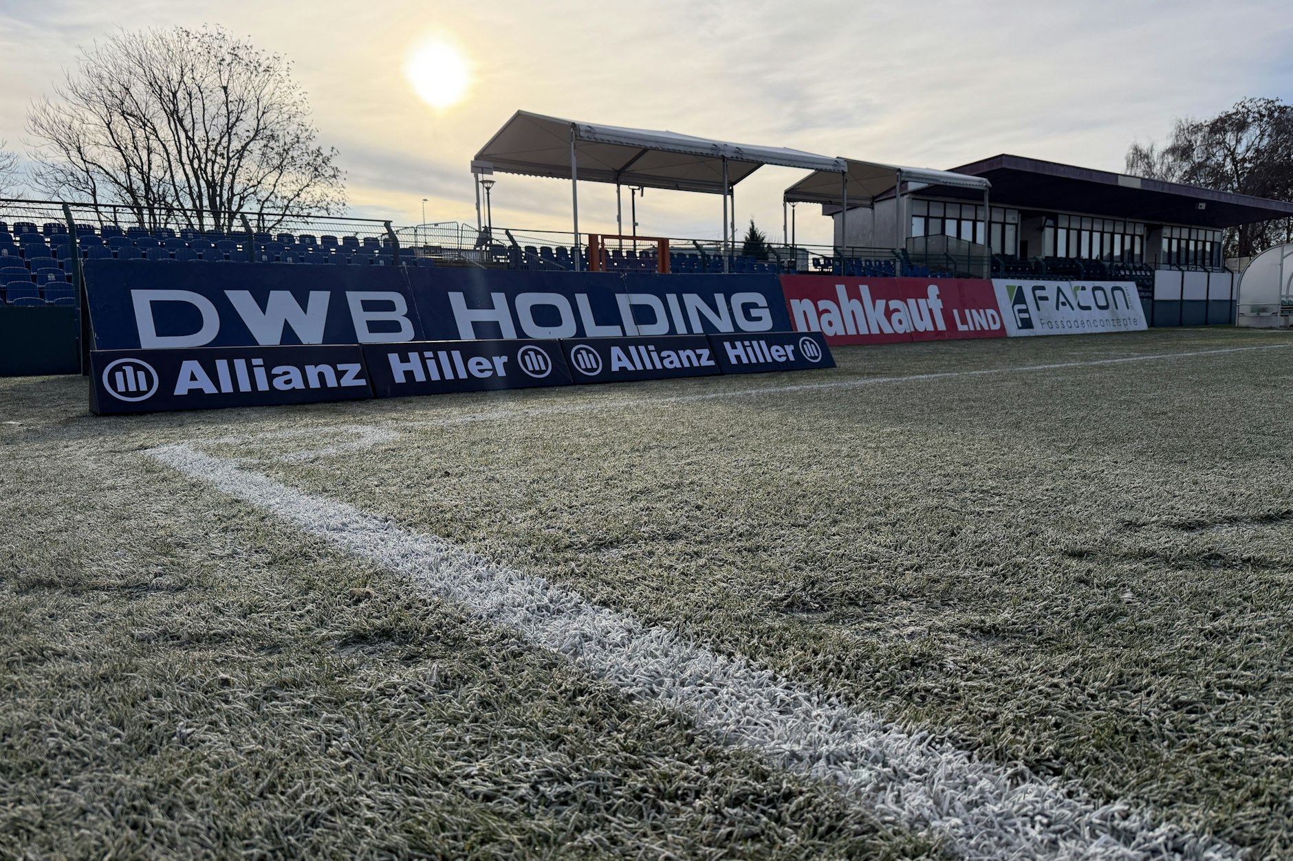 Klar, nach dem Nachtfrost war auch der Rasen im Sportforum angefroren, aber das war weit vor dem für 13 Uhr geplanten Anpfiff gegen Luckenwalde. Der Schiri hatte kein Problem mit den Platzverhältnissen.
