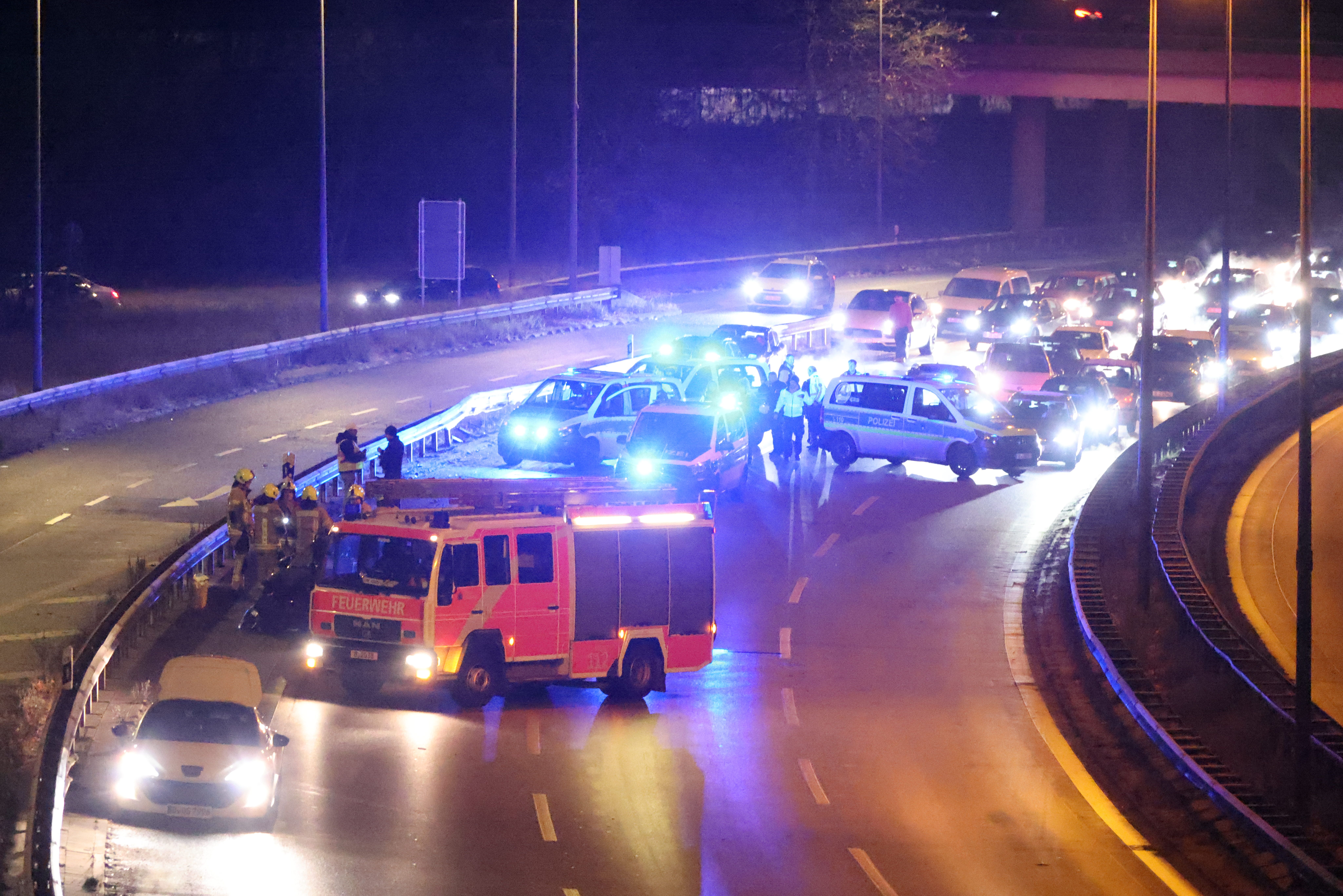 Image - Auf der Berliner A100: Porschefahrer kracht in Leitplanke – und flüchtet