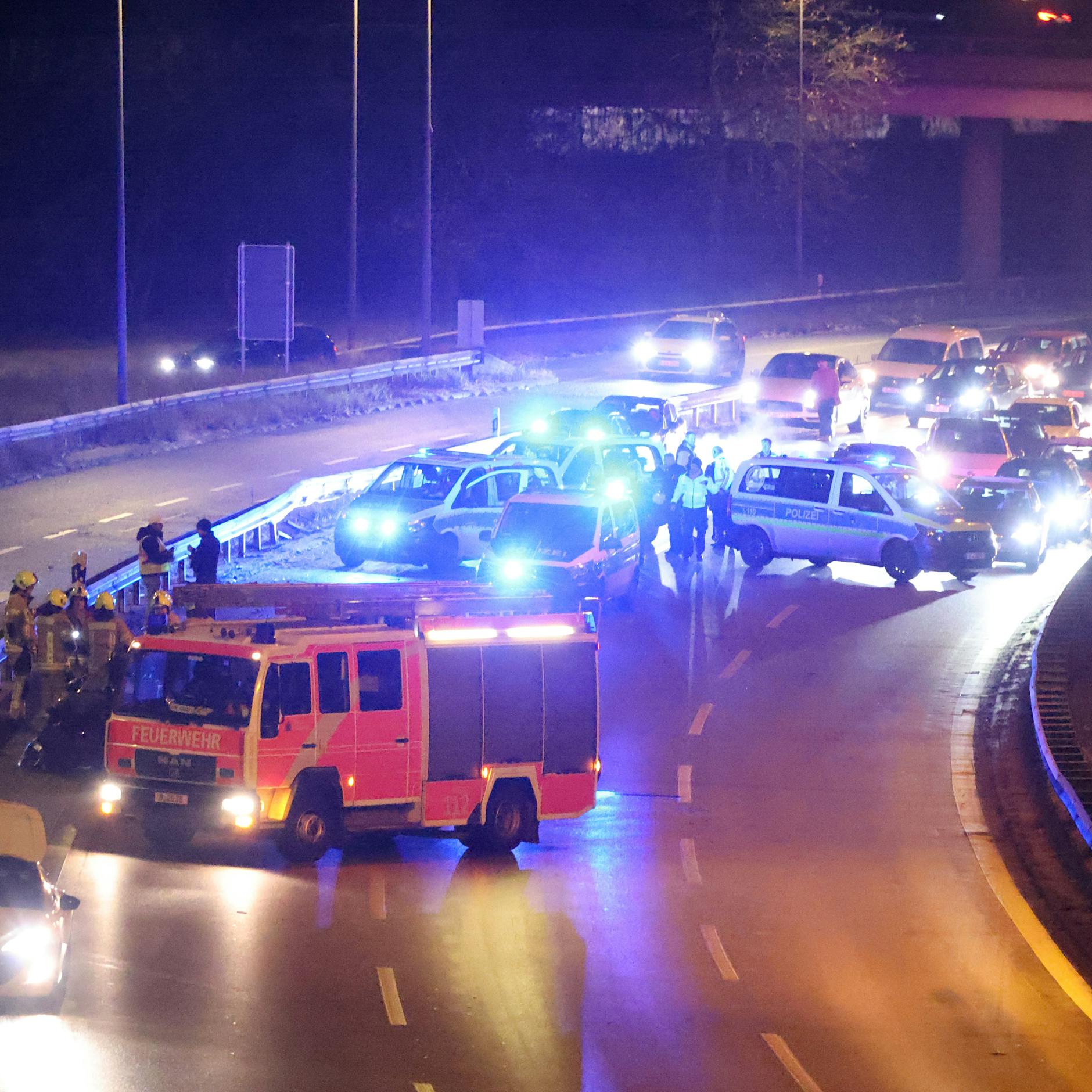Nachts auf der Berliner Stadtautobahn: Porsche kracht in Leitplanke