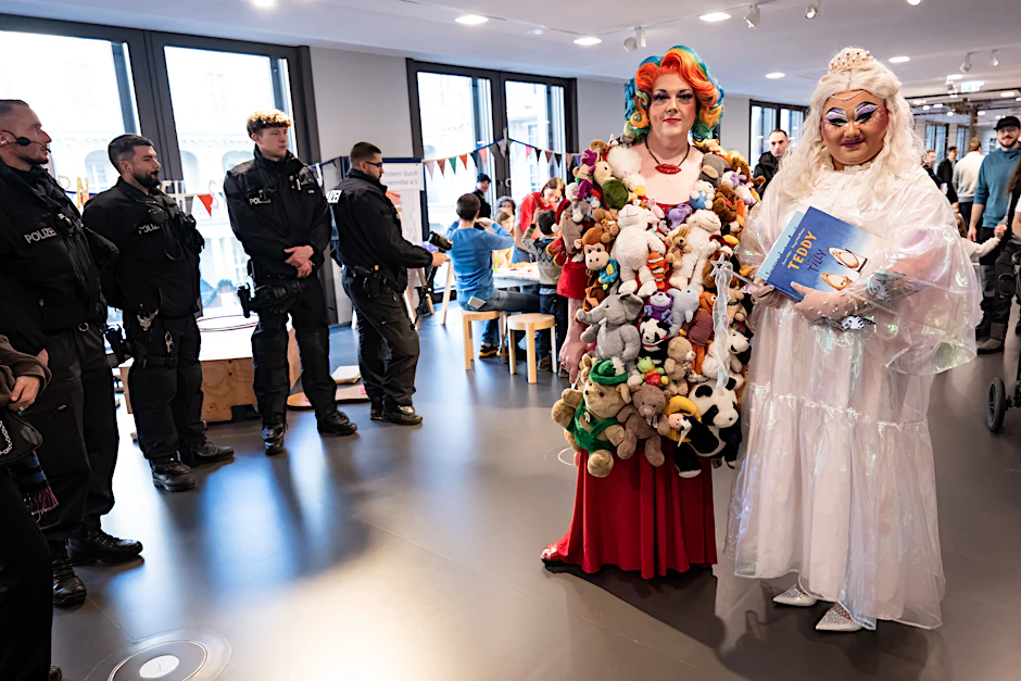 Die Dragqueens Kaey (L) und Vivienne Lovecraft wurden bei der Bilderbuchlesung von Polizisten beschützt.