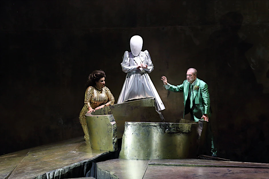 Karolina Gumos als Herodias, Nicole Chevalier als Salome und Matthias Wohlbrecht als Herodes in der „Salome“-Inszenierung der Komischen Oper im Schiller-Theater.