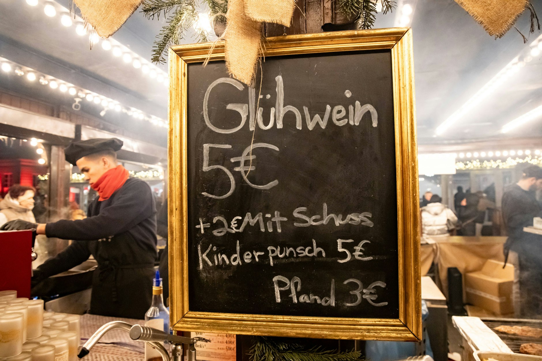 Glühwein für fünf Euro ist das Standartangebot auf den Berliner Weihnachtsmärkten.