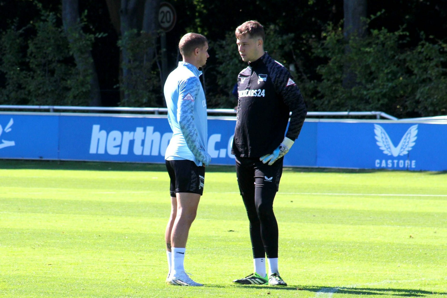 Herthas Michael Cuisance mit Torwart Tjark Ernst beim Trainingsgespräch.