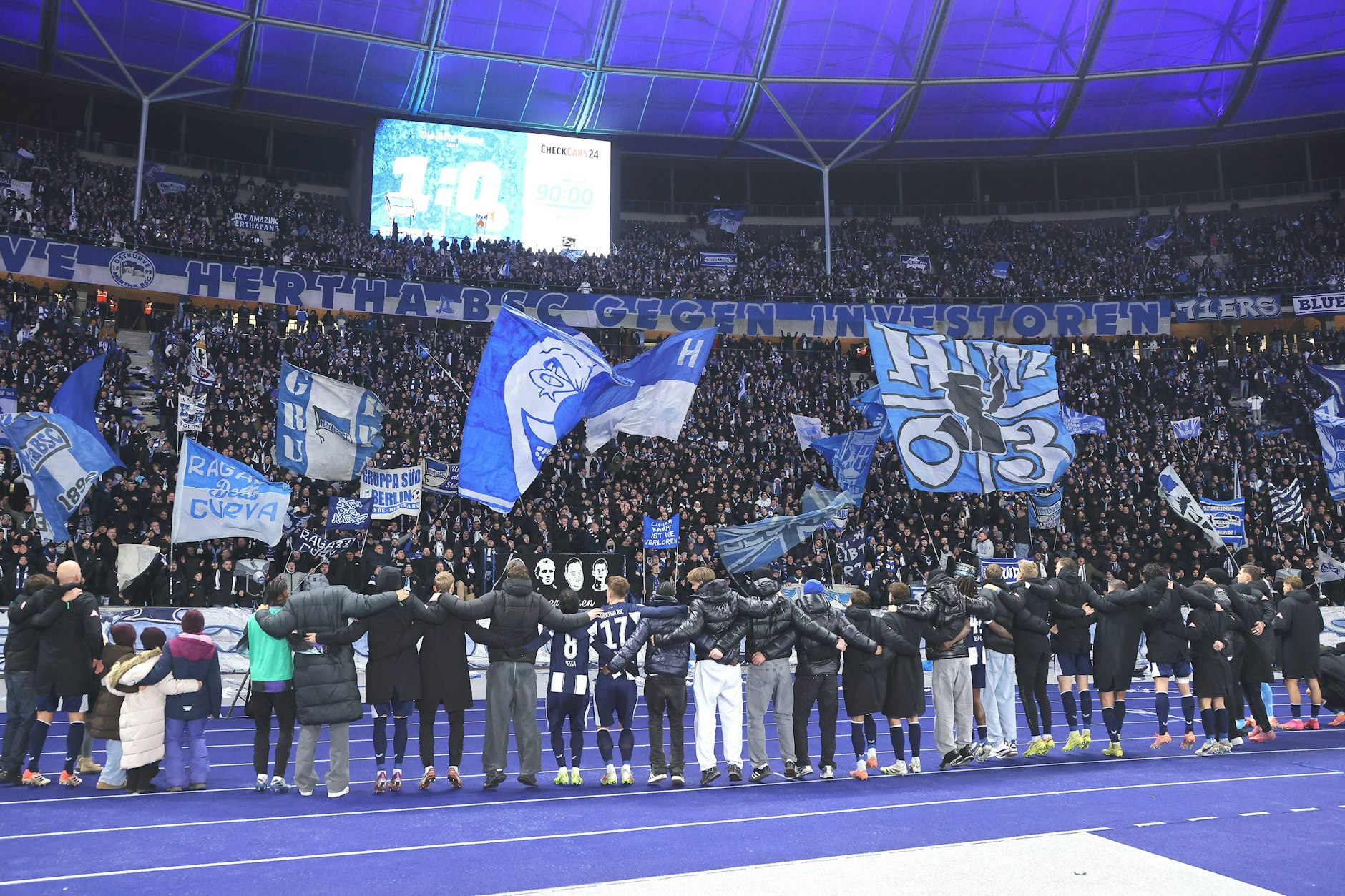 Herthas Profis feiern mit den Fans in der Ostkurve den 1:0-Heimsieg und Platz 4. Doch die Freude über den Tabellenplatz war Sonntag futsch.