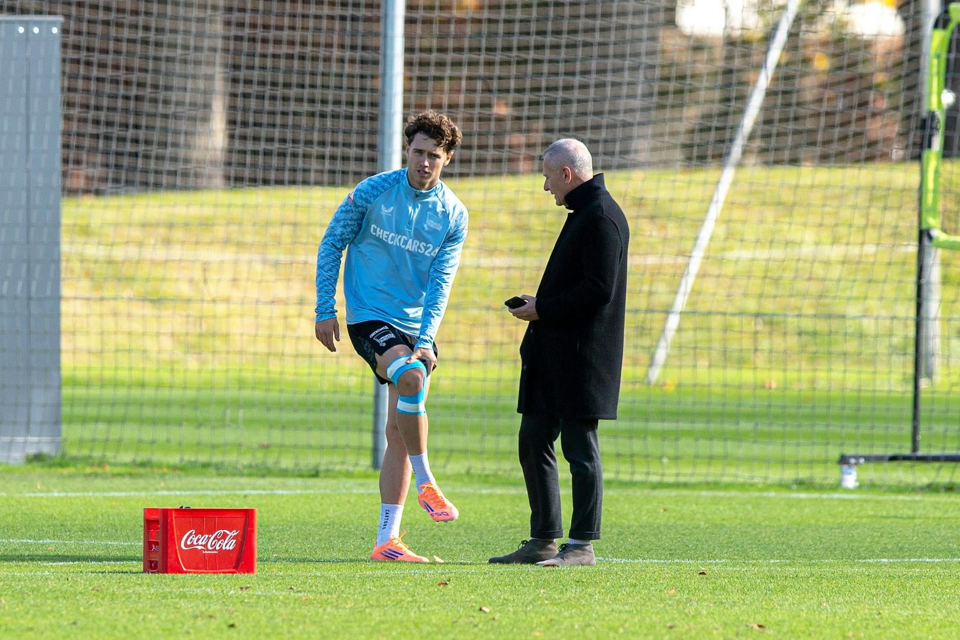 Echter Teamgeist! Hertha-Boss Görlich lebt ihn vor und unterhält sich im Training mit dem angeschlagenen Linus Gechter.