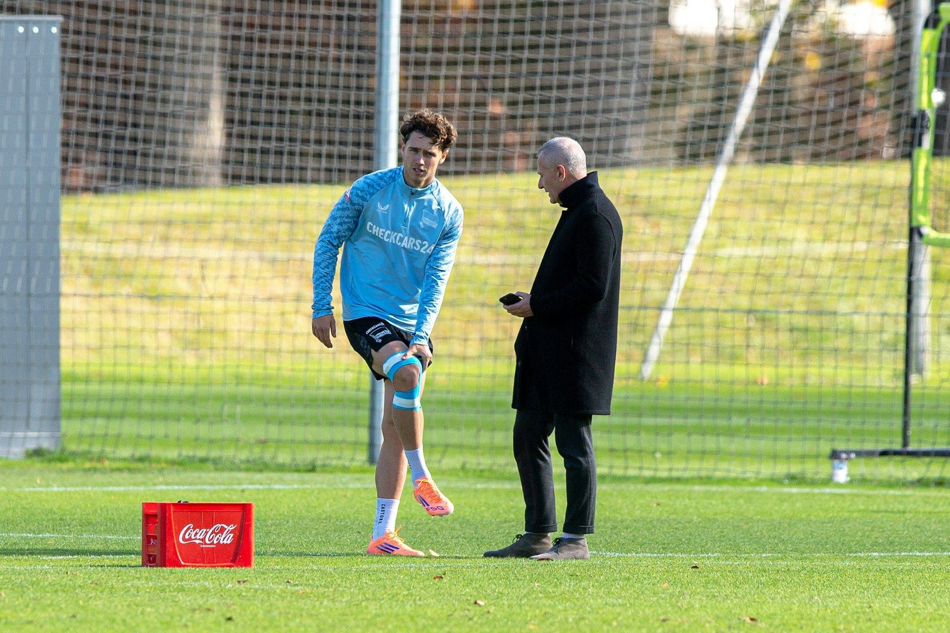 Echter Teamgeist! Hertha-Boss Görlich lebt ihn vor und unterhält sich im Training mit dem angeschlagenen Linus Gechter.